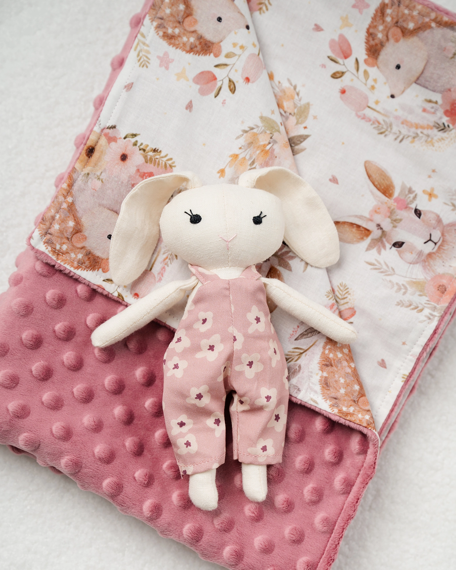 Set bebe cu păturică minky-poplin 70x100 cm și iepuraș textil handmade 22 cm roz [2]
