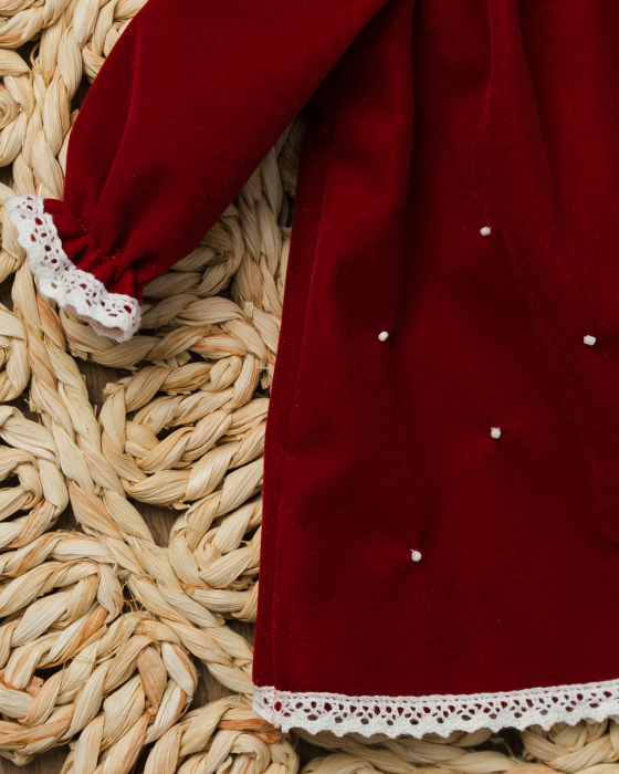 Rochiță din catifea vișinie pentru păpuși 45 cm cu dantelă albă și perle [2]