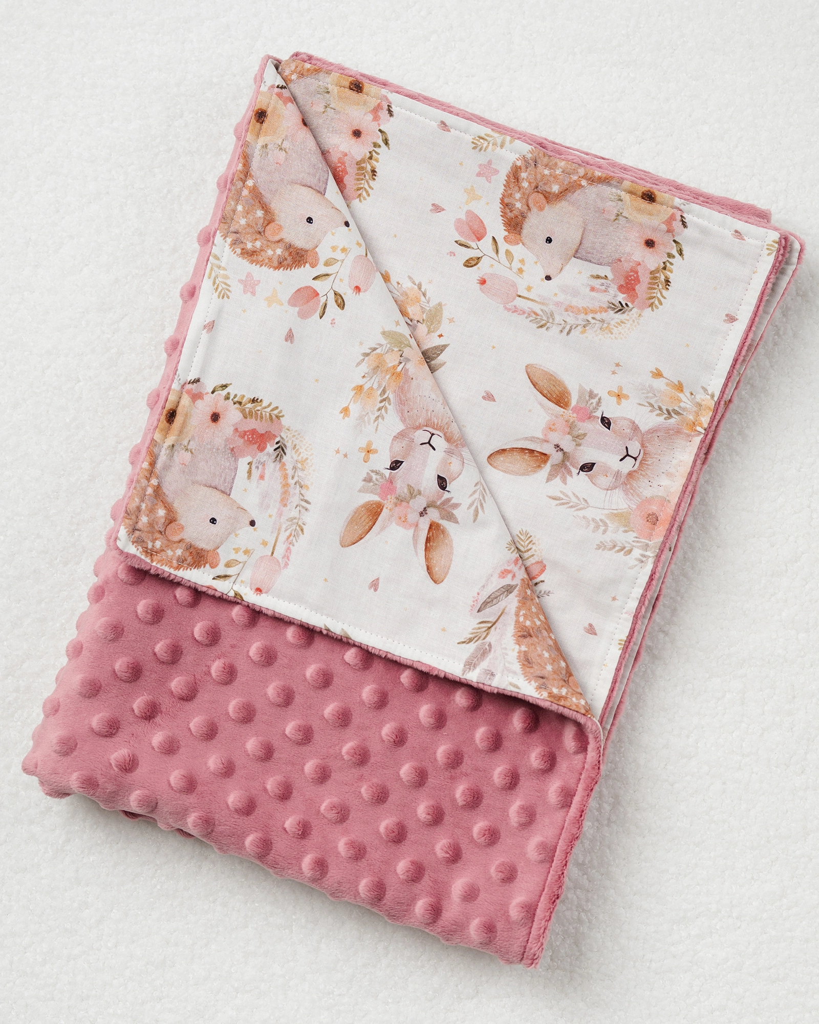 Set bebe cu păturică minky-poplin 70x100 cm și iepuraș textil handmade 22 cm roz [3]
