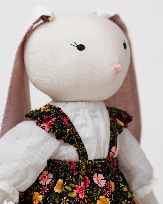 iepuras-handmade-45cm-fustita-florala-neagra [3]