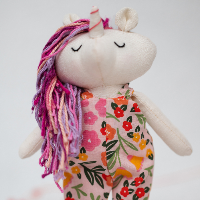 Inorog în salopetă roz cu flori [2]