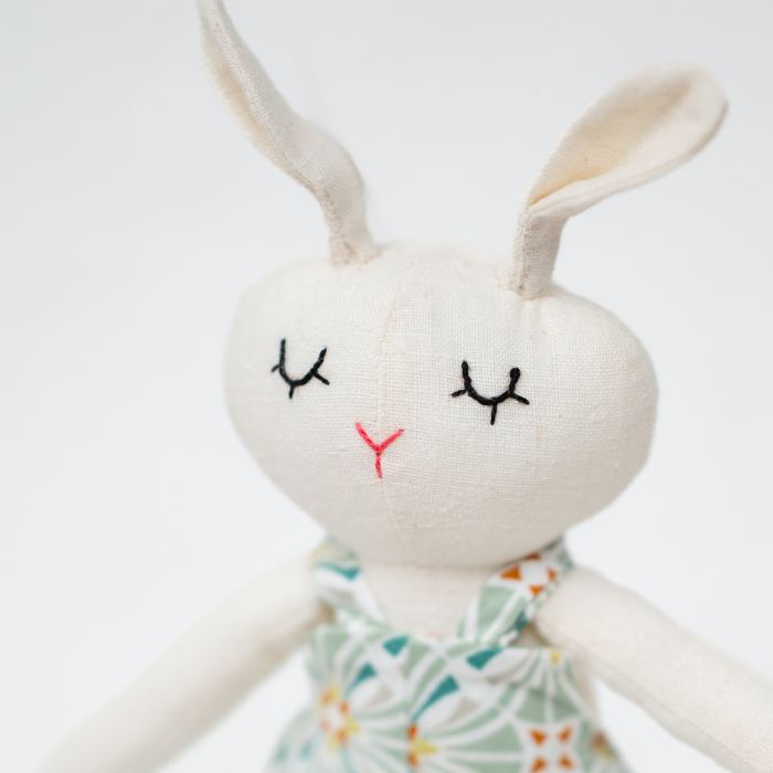 Iepuraș cu salopetă cu model geometric verde [2]