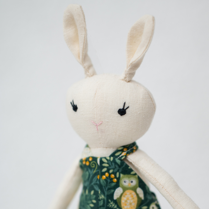 Iepuraș din in cu salopetă cu bufnițe [2]