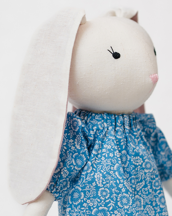 iepuras-handmade-45cm-rochita-albastra-florala [3]