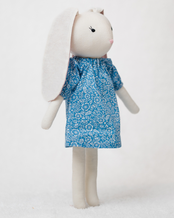 iepuras-handmade-45cm-rochita-albastra-florala [2]