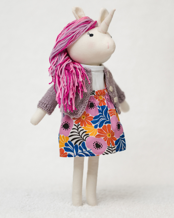 Unicorn în cardigan tricotat și fustiță florală [2]
