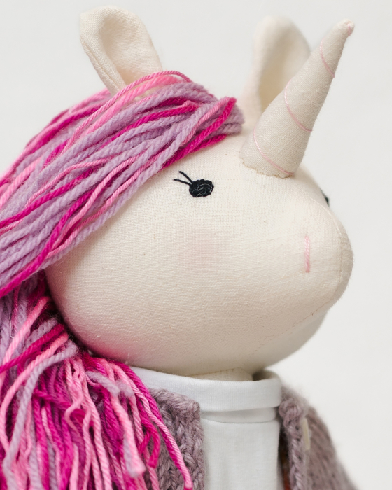 Unicorn în cardigan tricotat și fustiță florală [3]