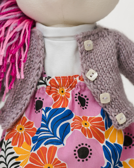 Unicorn în cardigan tricotat și fustiță florală [4]