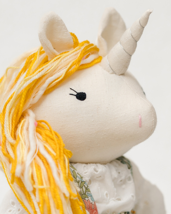 Unicorn în fustiță florală și bluziță brodată [3]