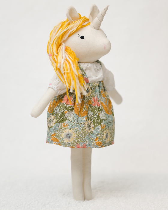 Unicorn în fustiță florală și bluziță brodată [2]