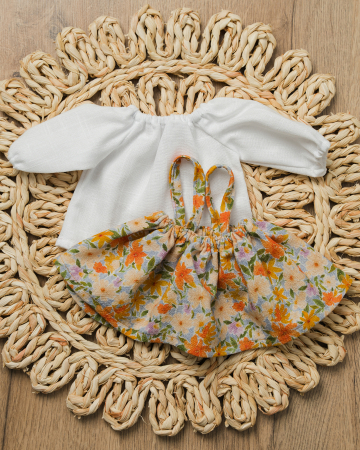 Hăinuțe pentru păpuși - Set bluză albă + fustiță cu bretele florală pentru păpuși
