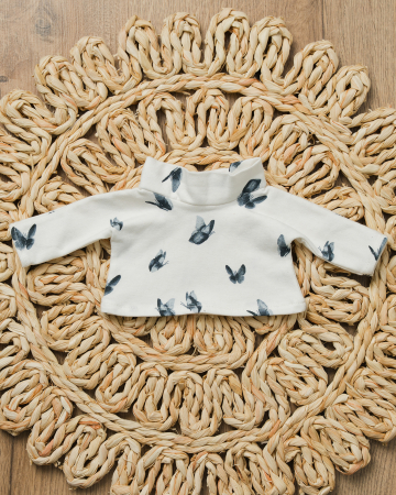 Hăinuțe pentru păpuși - Bluză din jersey pentru păpuși – model cu fluturi, mâneci lungi