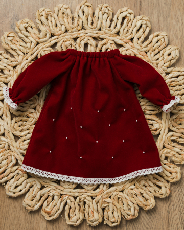 Hăinuțe pentru păpuși - Rochiță din catifea vișinie pentru păpuși 45 cm cu dantelă albă și perle
