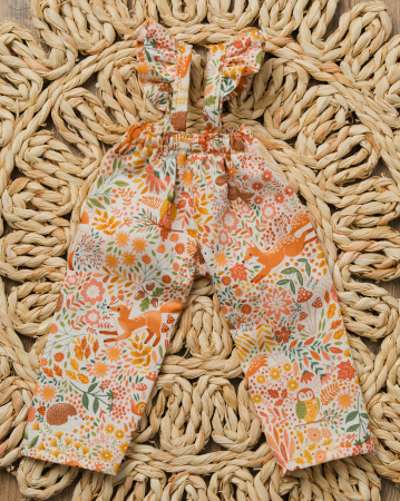 Hăinuțe pentru păpuși - Pantaloni cu bretele din bumbac pentru păpuși – model pădure