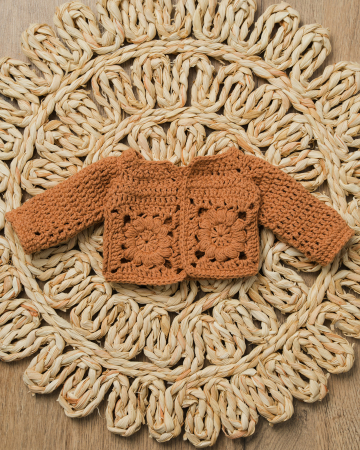 Hăinuțe pentru păpuși - Cardigan croșetat din bumbac pentru păpuși – model floral