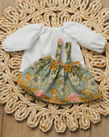Hăinuțe pentru păpuși - Set bluză albă + fustiță cu bretele pentru păpuși