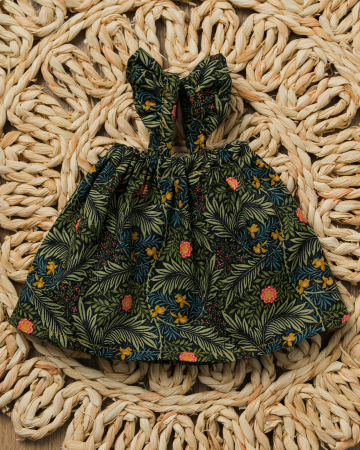 Hăinuțe pentru păpuși - Rochiță tip sarafan din bumbac pentru păpuși – model botanic verde închis