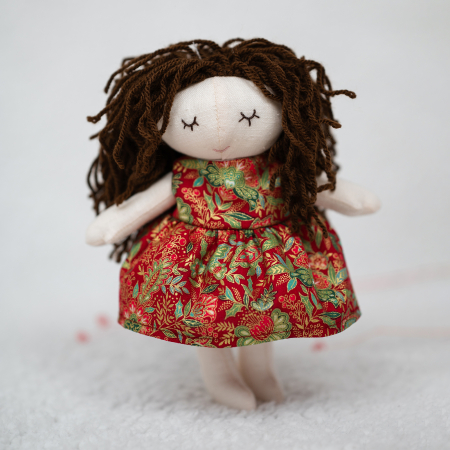 Păpuși de drăgălit - Păpușă cu păr șaten și rochiță de sărbătoare