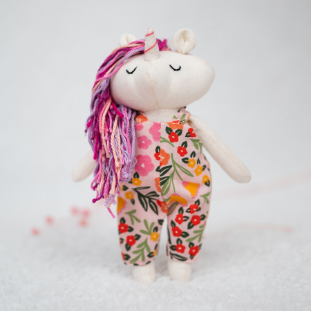 Păpuși de drăgălit - Inorog în salopetă roz cu flori