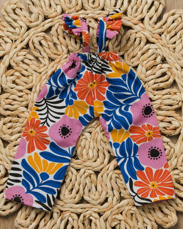 Hăinuțe pentru păpuși - Pantaloni cu bretele din bumbac pentru păpuși – model floral colorat