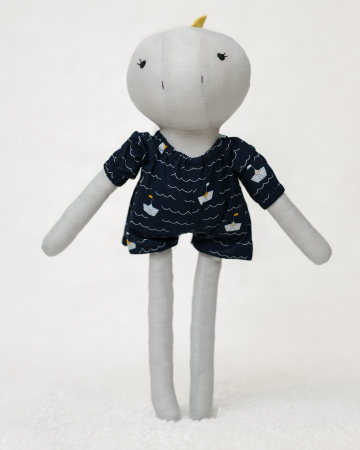 Păpuși cu hăinuțe - Dino bleu cu hăinuță cu bărci