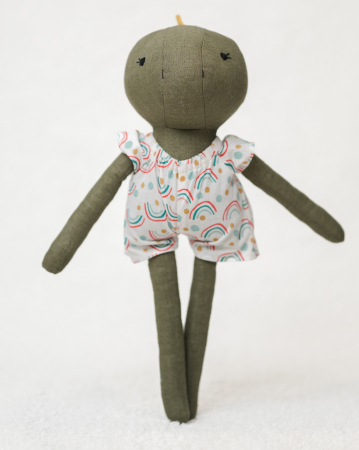 Păpuși cu hăinuțe - Dino olive cu hăinuță cu curcubeu