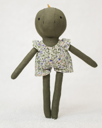 Păpuși cu hăinuțe - Dino olive cu hăinuță florală
