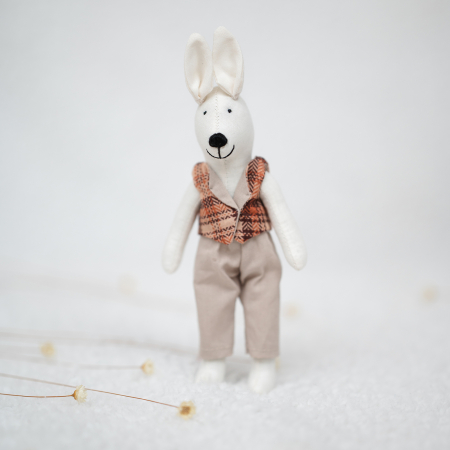 Micuții prieteni - Iepuraș cu vestă în carouri maro și pantaloni bej