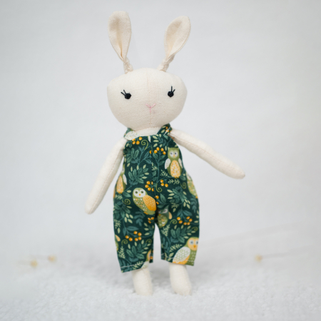 Păpuși de drăgălit - Iepuraș din in cu salopetă cu bufnițe