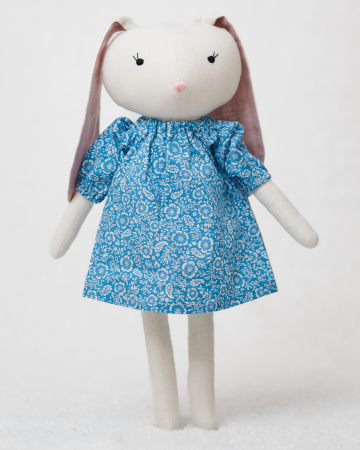 Cadouri pentru copii - iepuras-handmade-45cm-rochita-albastra-florala