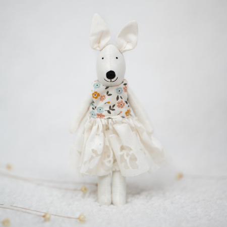 Micuții prieteni - Iepuraș în rochiță cu flori și dantelă