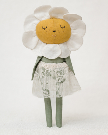 Păpuși cu hăinuțe - Păpușă margaretă cu fustiță din dantelă