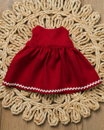 Hăinuțe pentru păpuși - Rochiță roșie din in pentru păpuși 45 cm cu bordură decorativă