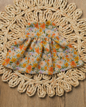 Hăinuțe pentru păpuși - Rochiță florală din in pentru păpuși 45 cm cu capse la spate