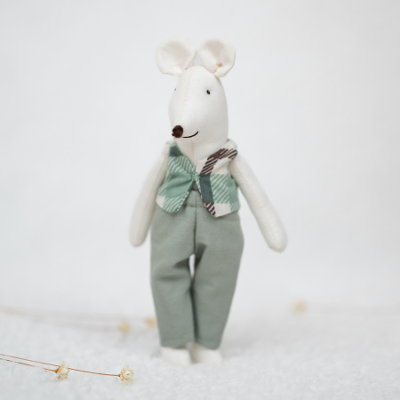 Micuții prieteni - Șoricel cu vestă și pantaloni în carouri