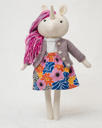Păpuși cu hăinuțe - Unicorn în cardigan tricotat și fustiță florală