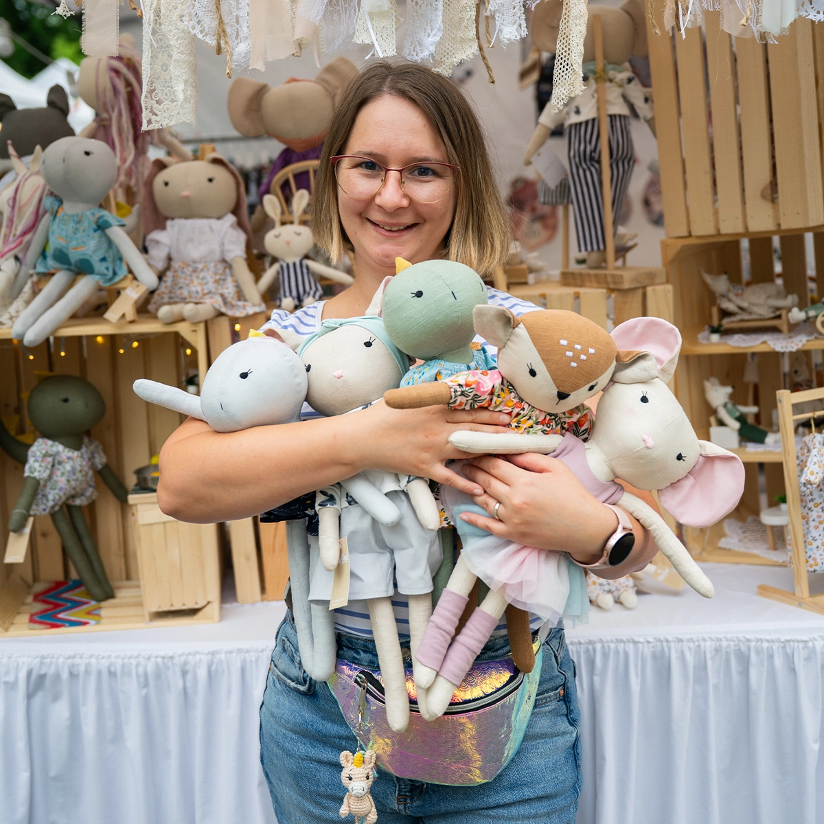 Creatoarea Pollyland alături de păpuși textile lucrate manual