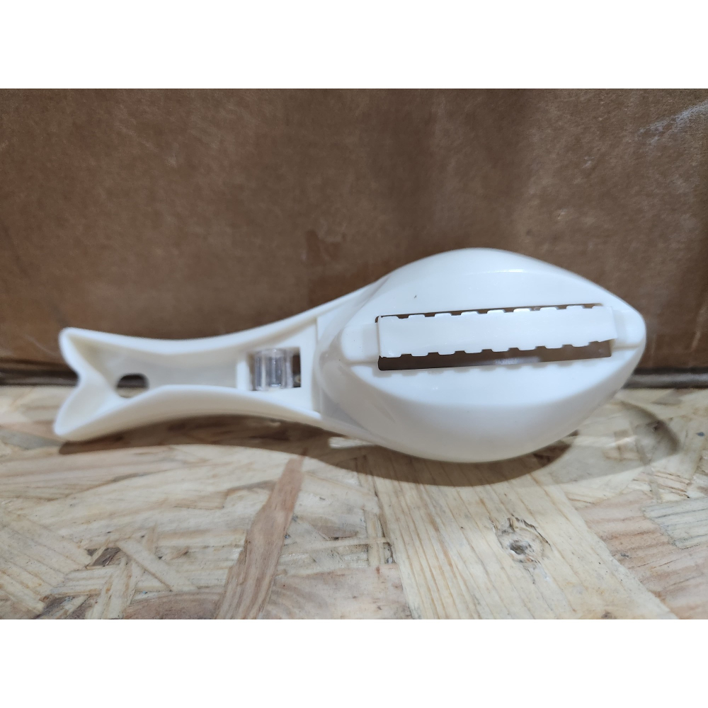 Curatator de solzi de peste, manual, cu compartiment colectare, plastic alb, 15.5x5.5 cm [2]