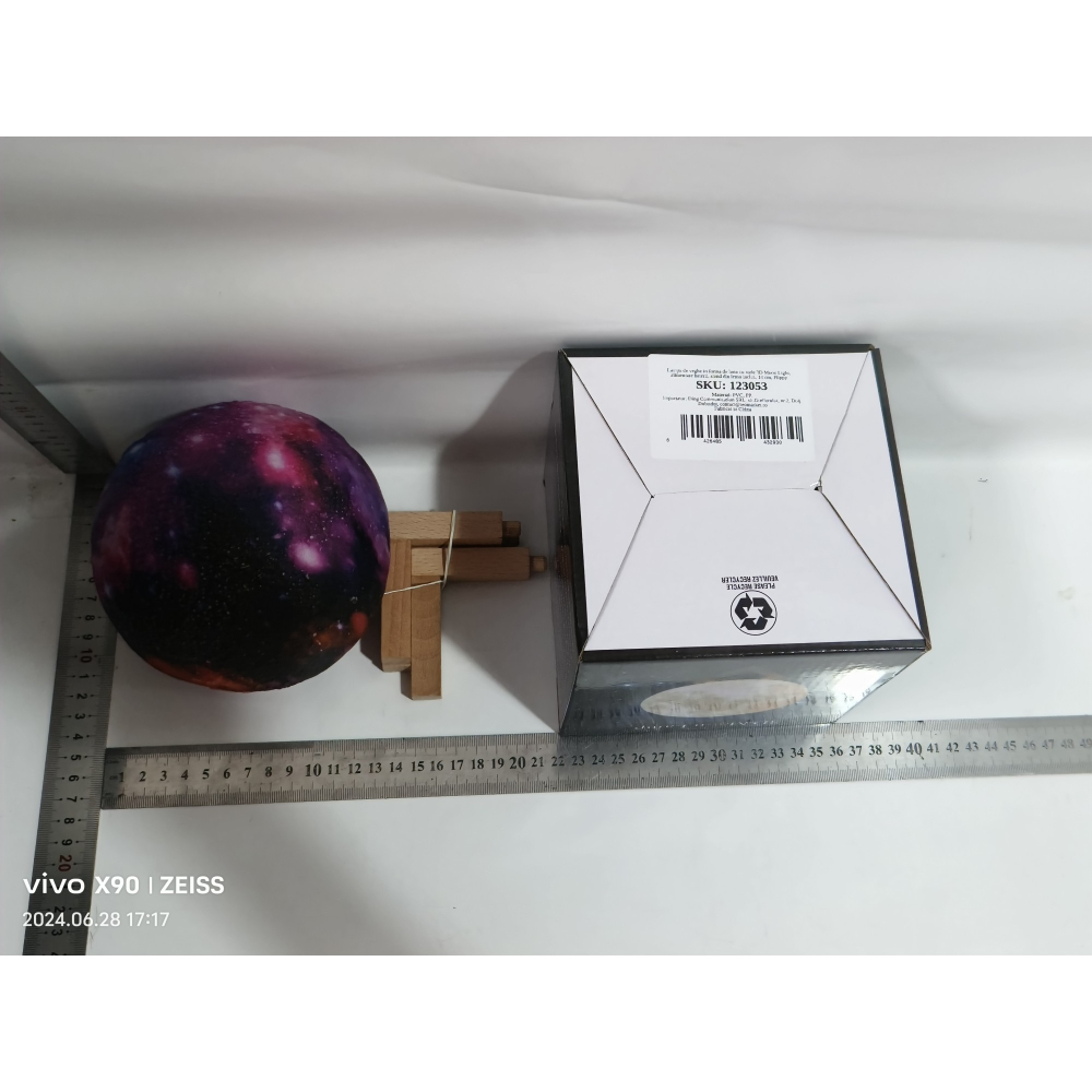 Lampa de veghe in forma de luna, 3D cu stele, alimentare pe baterii, stand lemn inclus [7]