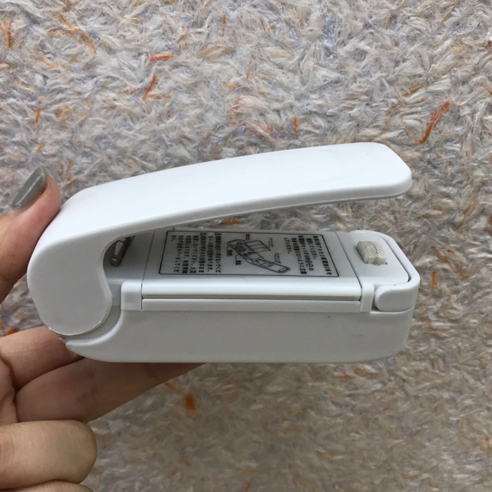 Mini aparat de sigilat pungi, portabil cu baterii, etansare prin caldura, spate magnetic, alb [4]