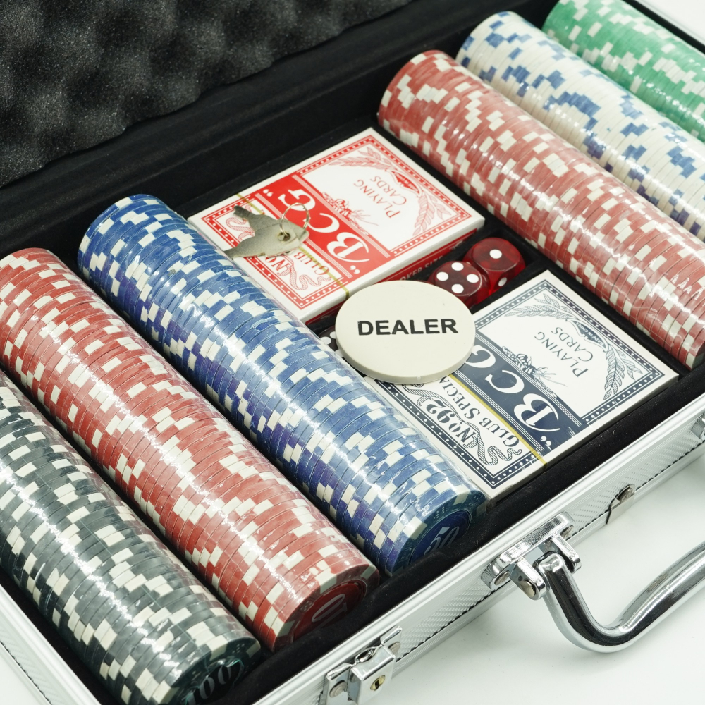 Set poker cu 300 jetoane, 2 seturi carti plastic, 5 zaruri, servieta aluminiu 39x7x27 cm [9]