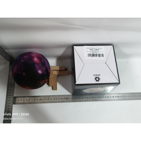 Lampa de veghe in forma de luna, 3D cu stele, alimentare pe baterii, stand lemn inclus [6]