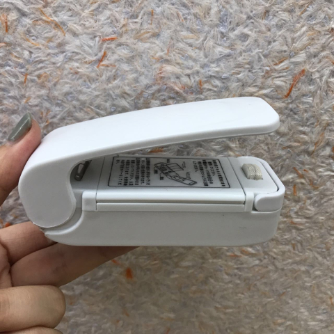 Mini aparat de sigilat pungi, portabil cu baterii, etansare prin caldura, spate magnetic, alb [3]