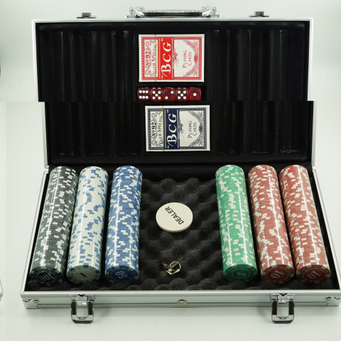 Set poker cu 300 jetoane, 2 seturi carti plastic, 5 zaruri, servieta aluminiu 39x7x27 cm [7]