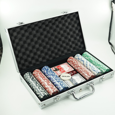 Set poker cu 300 jetoane, 2 seturi carti plastic, 5 zaruri, servieta aluminiu 39x7x27 cm [6]