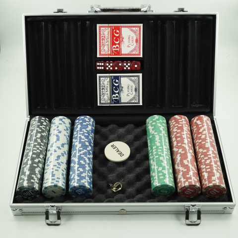 Set poker cu 300 jetoane, 2 seturi carti plastic, 5 zaruri, servieta aluminiu 39x7x27 cm [2]