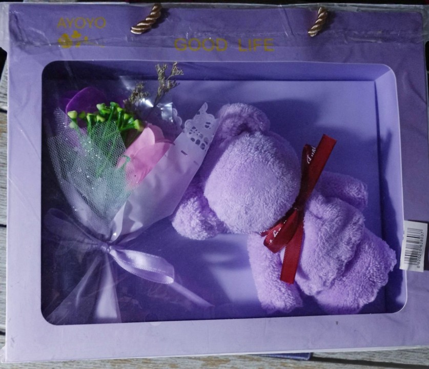 Cadoul care nu se ofilește niciodată: De ce m-am îndrăgostit de setul cu flori de săpun și ursuleț