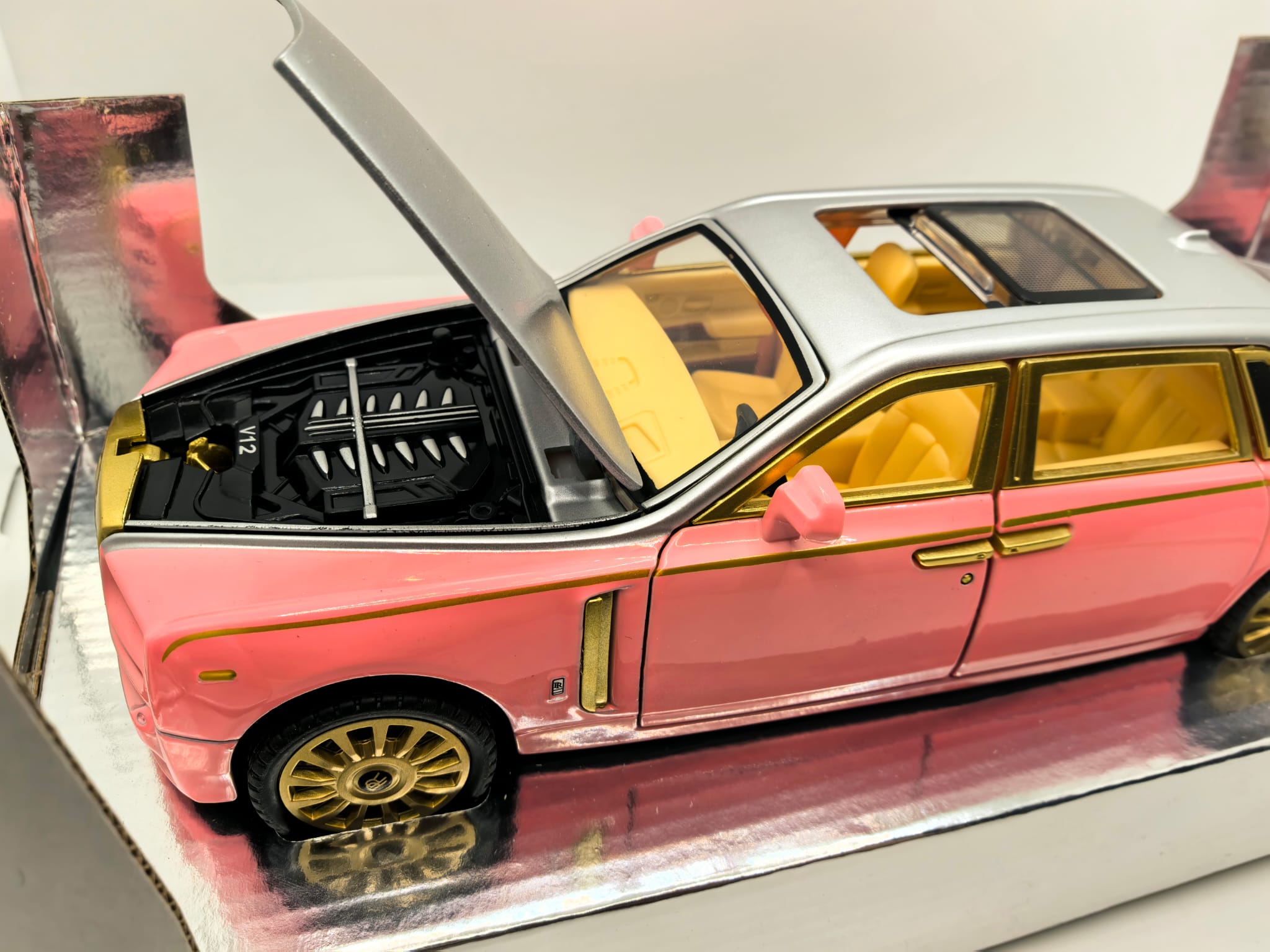 Eleganță în miniatură: Mașina de colecție Rolls-Royce Phantom, Ediția de Lux