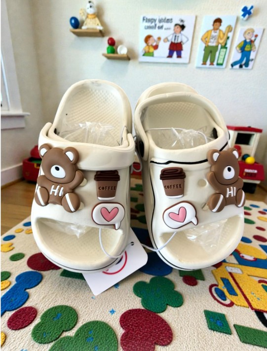 Papucii de vară care ne-au salvat diminețile: De ce merită să îi ai în arsenalul de părinte