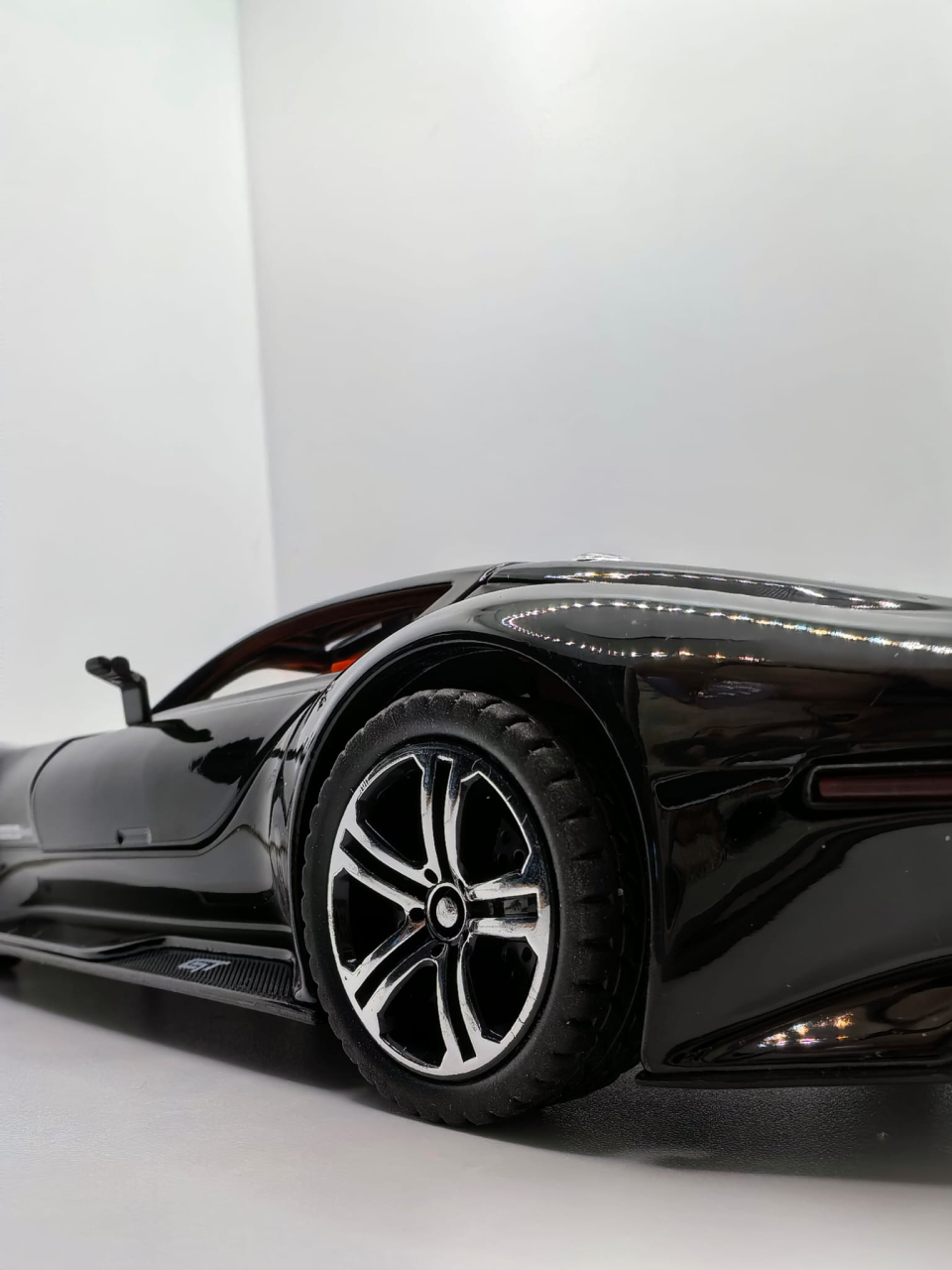 Machetă metalică de colecție Mercedes-Benz AMG Vision Gran Turismo de culoare neagră lucios, cu design aerodinamic. [6]